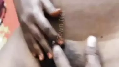 Mature Tamil wife kissing and naked body showing MMS