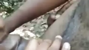 Desi lady sucks her lover’s dick outdoors on the farm