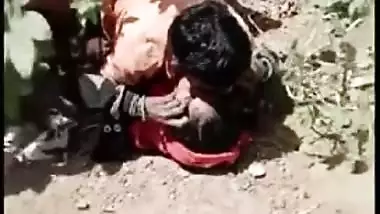 Local guy and cheating wife caught fucking outdoors, Desi mms