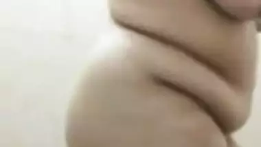 Malayali aunty bathing nude showing pussy