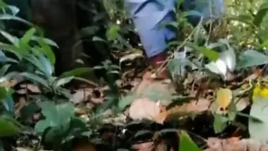 Guy enjoys GF’s pussy under a tree in Indian outdoor sex