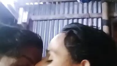 Dhaka guy boob presses and kisses in desi x video