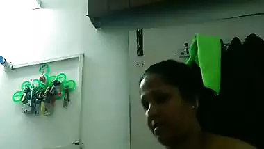 Stepmom naked after bath showing big boobs viral MMS