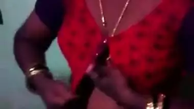 Indian aunty puts red top on hiding saggy titties in amateur XXX video