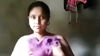 Cheating dehati hottie making her naked selfie in a bathroom