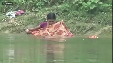 aunties bathing in ganga