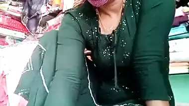 Horny Desi XXX woman in green salwar shows her ass and pussy