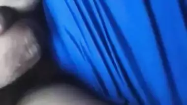 Inside car Bhabi ki chut m ungli ki or boobs dbaye and handjob too -1