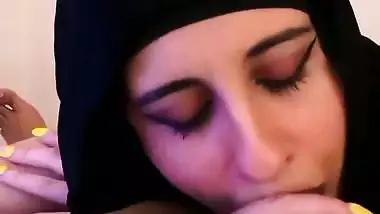 Hijabi Dhaka babe sucks boss’s dick in Bangladeshi sex video