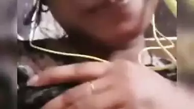 Desi girl round boob exposed on camera