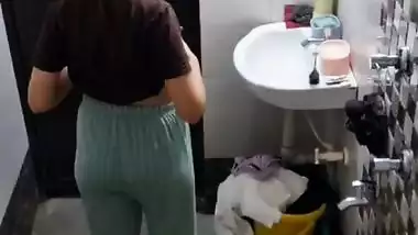 Neighbor girl boobs show before bathing viral MMS