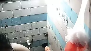 Chubby MILF bathing caught by neighbor viral MMS