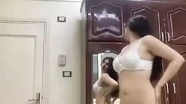 Desi nude babe twerks her butt and boobs in her MMS