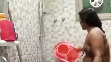 Desi aunty bathroom selfie Video