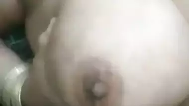 Bhabhi holding milky boobs in Pakistani solo nude clip