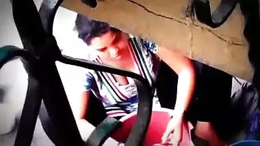 Sonia Singh Kapde dhote hue 2