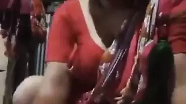 Bangla sex video of a poor aunty bouncing on a plastic bottle