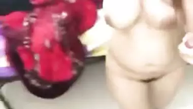 Hot desi girl records nude selfie