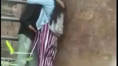 Outdoor Desi mms clip of Indian lovers caught making out by the wall