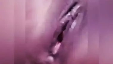 Sexy Bengali hottie Rajni showing her pussy juice