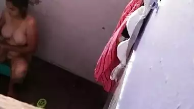 Desi bhabi nude bath