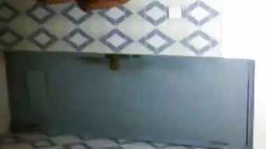 Cute small boobs bhabhi taking naked bath viral video