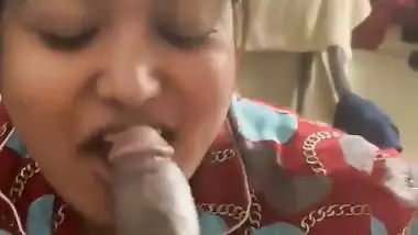 Mumbai girl gives an Indian blowjob to her roommate’s BF
