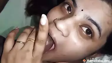 Cheating lady gives a desi blowjob to her horny lover