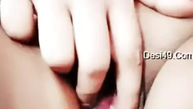 Cheating Indian woman demonstrates pink XXX tunnel for lover