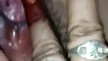 Desi bhabhi’s pussy exposed on running train